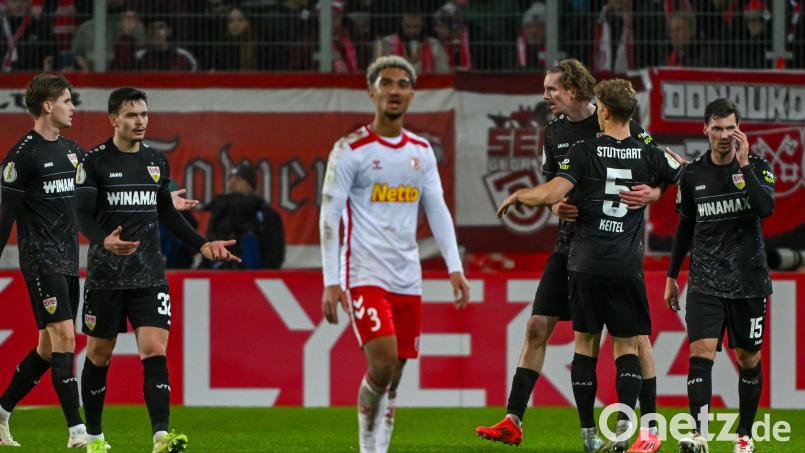 Nick Woltemade (Dritter von rechts) jubelt nach seinem Treffer zum 3:0. Der Regensburger Bryan Hein (Mitte) ist frustriert. Der Jahn war gegen den VfB chancenlos. Bild: Armin Weigel/dpa