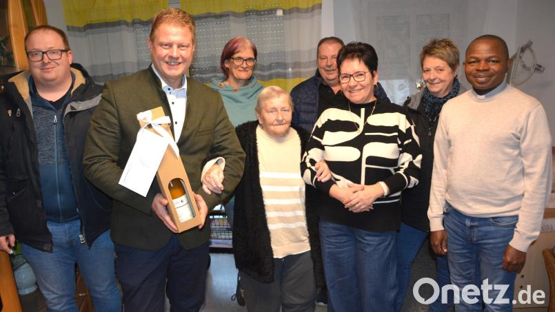 Jubilarin Erika Hermann (vorne, Mitte) freut sich über die Glückwünsche von Enkel Daniel (von links), Bürgermeister Stefan Grillmeier, Wohnbetreuungsleiterin Marion Niederhäuser, Sohn Wolfgang, Heimleiterin Mihaela Grundler, Schwiegertochter Gisela und Pfarrvikar Luke Eze. Bild: jr