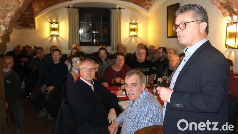 Bürgermeister Martin Birner (rechts) informiert über die Pläne der Stadt Neunburg zum Ausbau der Windenergie. Bild: Hirsch