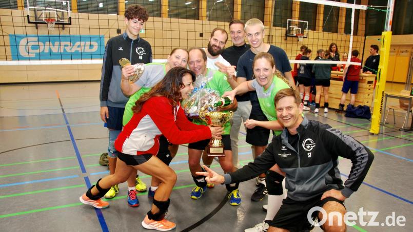 Der Sieger-Pokal musste nach der Überreichung natürlich gleich mit Sekt gefüllt werden. Bild: gsp