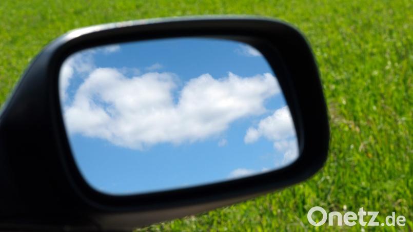 In Amberg hat hat Radfahrer absichtlich Außenspiegel kaputtgemacht. Symbolbild: Sebastian Willnow/dpa