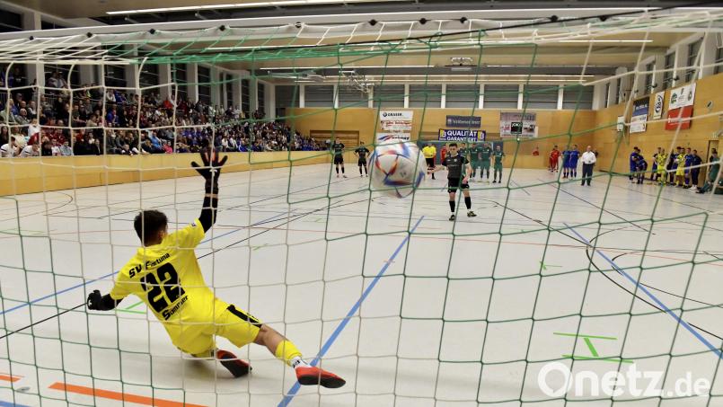 Am 4. Januar wird in der Auerbacher Helmut-Ott-Halle wieder attraktiver Hallenfußball geboten. Archivbild: Hubert Ziegler