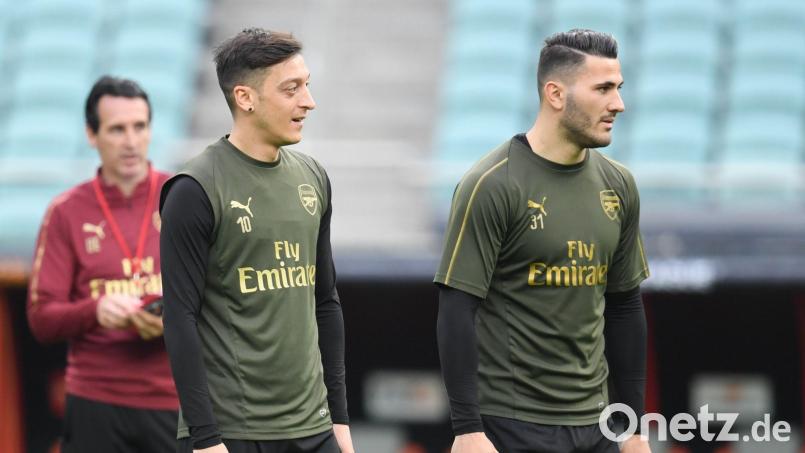 Fünf Jahre nach dem Überfall auf Mesut Özil (l) und Sead Kolasinac bricht einer der Täter sein Schweigen. Bild: Arne Dedert/dpa