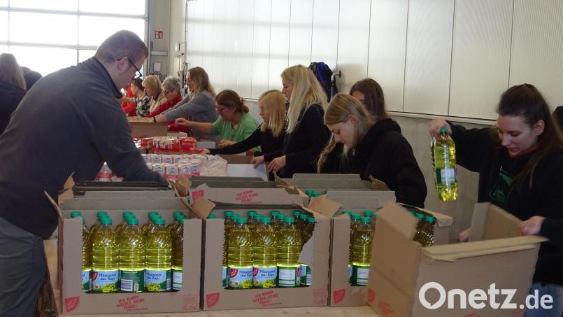 Zur Aktion der Weihnachtstrucker gehören viele ehrenamtliche Helfer, die jedes Jahr in einer Godelmann-Halle Geschenkpakete für Bedürftige in Rumänien packen. Heuer wurden über 1500 Kartons befüllt und für die Beladung auf Lastzüge transportfertig gemacht. Bild: Houschka