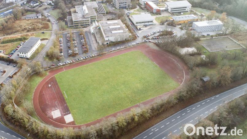 Blick auf das Krötensee-Schulzentrum mit den Sportplätzen. Das städtische Areal rechts vom Fußballplatz, auf dem sich kleinere Sport- und Freizeitanlagen befinden, soll für den Bau einer neuen Kita in die engere Wahl gerückt sein. Die B 85 (im Bild unten rechts) führt direkt am Gelände vorbei. Bild: Thilo Hierstetter