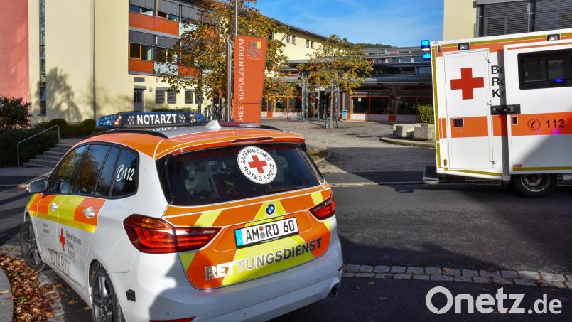 Mit einem Großaufgebot waren am 13. Oktober 2023 die Rettungskräfte an das Berufliche Schulzentrum an der Raigeringer Straße in Amberg geeilt. Eine Schülerin hatte dort Reizgas versprüht. Archivbild: Stephan Huber