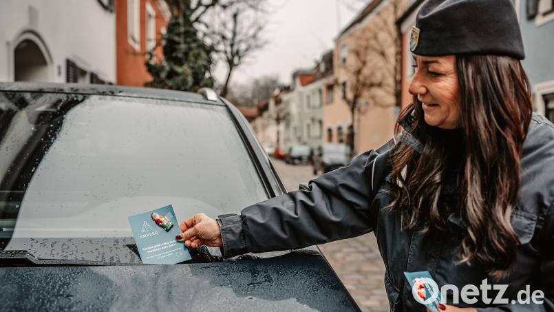 Der Verkehrsüberwachungsdienst der Stadt Amberg belohnen die Richtigparker mit kleinen Schoko-Nikoläusen. Bild: Michael Golinski