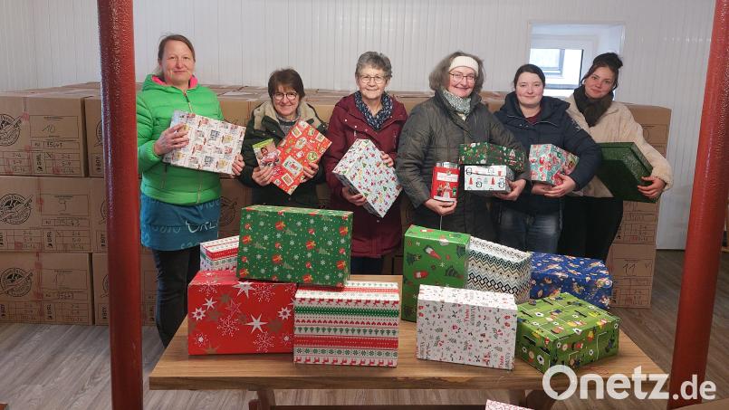 Die Weihnachtsgeschenke in hübsch verpackten Schuhkartons bringen (von links) Katrin Feil, Gabi Schröml, Erna Mehlhase, Erika Häupler, Carolin Häupler und Eva Häupler auf den Weg. Bild: ils