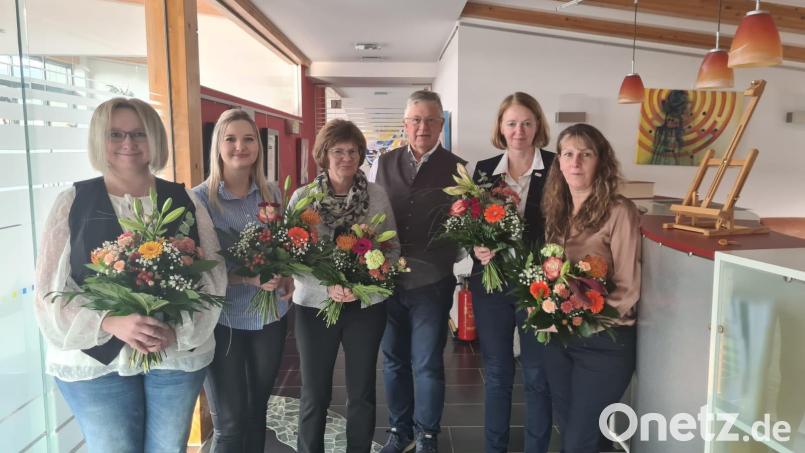 Anton Kummert dankt seinen langjährigen Mitarbeiterinnen. Bild: Elisabeth Herrmann