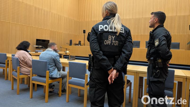 Der Angeklagte mit seiner Dolmetscherin vor dem Prozess. Bild: Wolfgang Würth