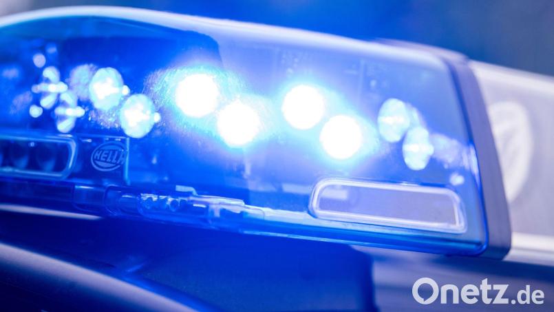 Die Polizeibeamten nahmen den Mann vor dem Bahnhofsgebäude fest. (Symbolbild) Bild: Lino Mirgeler/dpa