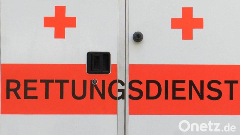 Ein Rettungsdienst wurde in Amberg zuvor zu einem medizinischen Notfall gerufen. Doch der Einsatz am Marktplatz lief anders ab als geplant. Symbolbild: Oliver Weiken