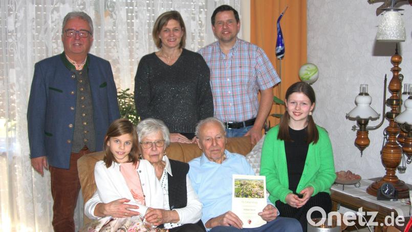 Wilhelm Sturm (vorne, Zweiter von rechts) feierte am Samstag in Wiesau 85. Geburtstag. Ihm gratulierten unter anderem die Enkelkinder Franziska (vorne, links) und Sophie (vorne, rechts), Gattin Renate (vorne, Zweite von links), Bürgermeister Toni Dutz, Schwiegertochter Kathrin und Sohn Oliver Sturm (hintere Reihe, von links). Bild: wro