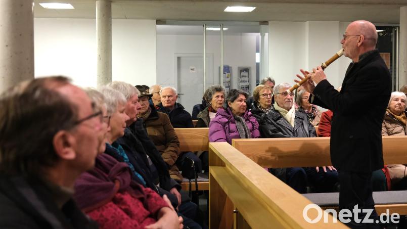 Die Konzertbesucher in der Schwandorfer Erlöserkirche lauschen den Flötenklängen des Schweizer Musikers Hans-Jürgen Hufeisen. . Bild: Hirsch