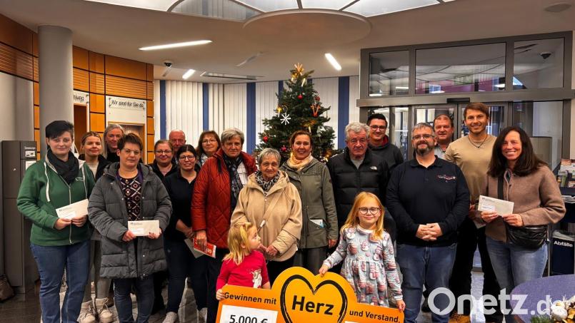 Die Raiffeisenbank Oberpfalz NordWest überreicht in Grafenwöhr insgesamt 5000 Euro an 12 Vereine und Organisationen. Bild: Juliane Klünk