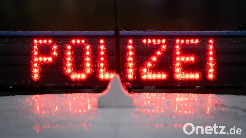 Weil ein 40-Jähriger die Handbremse nicht anzog, landete sein Auto in einem Löschweiher. Bild: Soeren Stache/dpa