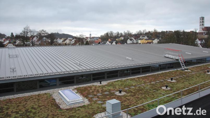 Das Dach der 2023 fertiggestellten Sporthalle der Walter-Höllerer-Realschule wird mit einer Photovoltaik-Anlage ausgerüstet. Bild: gsp