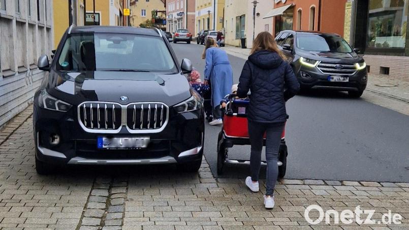 Die unhaltbare Parksituation in der Hauptstraße prangerte die Siedlergemeinschaft an. Für Fußgänger gibt es kein Durchkommen. Sie müssen auf die Fahrbahn ausweichen. Bild: mab