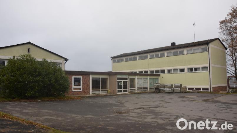 Die Bodenplatte der alten Turnhalle soll weiter verwendet werden, darauf soll dann aber als Neubau das &quot;Bürgerhaus&quot; in Kohlberg entstehen. Eine Ausschreibung für die Baumaßnahmen soll es im Frühjahr 2025 geben. Bild: fz