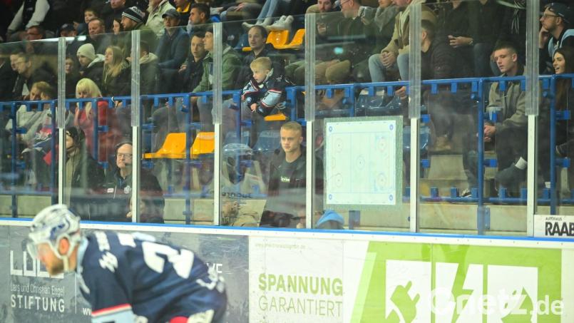 Ein wenig fragend ist der Blick noch: Seit einigen Monaten begleitet Volontär Max Schlötter die Blue Devils Weiden als absoluter Eishockey-Laie. Bild: Schrems, Thomas