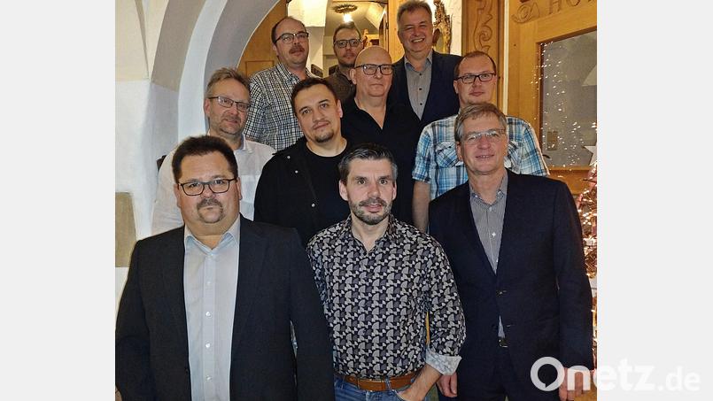 Die Jubilare im Gasthof &quot;Wiesend&quot; in Kulmain mit Mitinhaber Christof Bader (vorne rechts) und Betriebsratsvorsitzendem Alois Albersdörfer (vorne links) Bild: ld