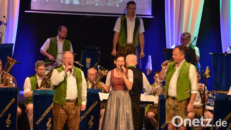 Die Premiere im April dieses Jahres ist gelungen: Manche Lieder wurden in der Stadthalle von Rudi Salomon (links), der normalerweise am Flügelhorn sitzt, zusammen mit Lisa Grießl und Norbert Roßmann gesungen. Archivbild: dob