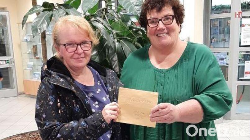 Petra Graf (links) übergibt die Spende an Karin Borchers vom Kinderpalliativteam. Bild: Gromer