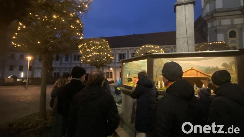 Auf dem Diepold-Brunnen am Basilikaplatz in Waldsassen werden wieder Krippen gezeigt. Bild: Inge Frank/exb
