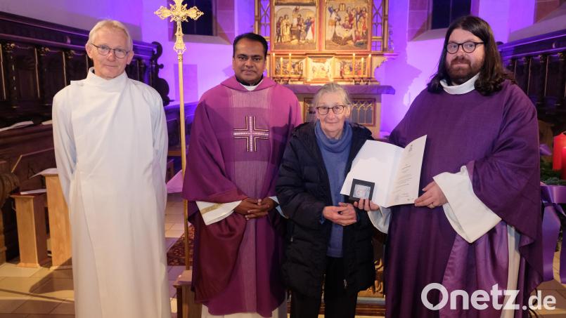Zum 80. Geburtstag von Mesnerin Elisabeth Hartwanger gratulieren Stadtpfarrer Johannes Bosco, Pfarrvikar Dr. Joby Kavungal und Pastoralreferent Alfred Kick nicht nur zum Geburtstagsjubiläum. Vom Beifall der Gläubigen begleitet überreicht der Ortspfarrer der Jubilarin auch eine besondere Auszeichnung des Diözesanbischofs. Bild: do