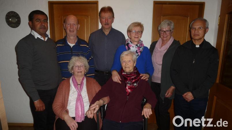 Ruhig und gelassen nimmt Erna Neubauer (vorne, rechts, neben ihrer Schwester, dahinter Söhne und Tochter) an ihrem Ehrentag die guten Wünsche entgegen. Bild: bk