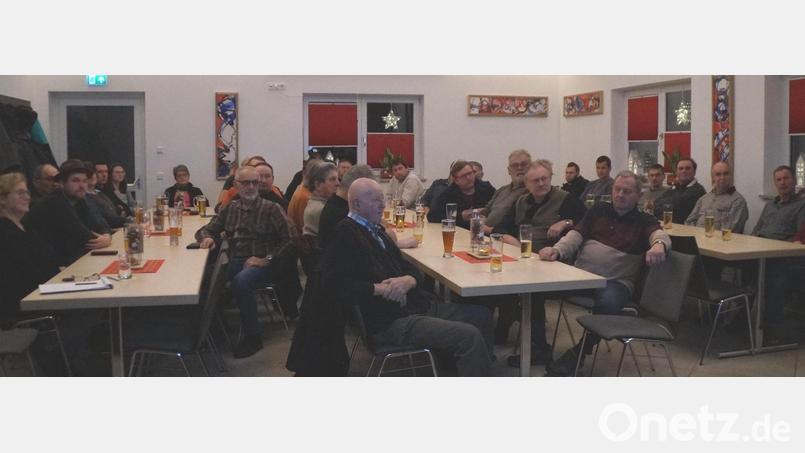Die Zuhörer sind zufrieden mit der Arbeit im Gemeinderat und haben kaum Nachfragen. Bild: wel
