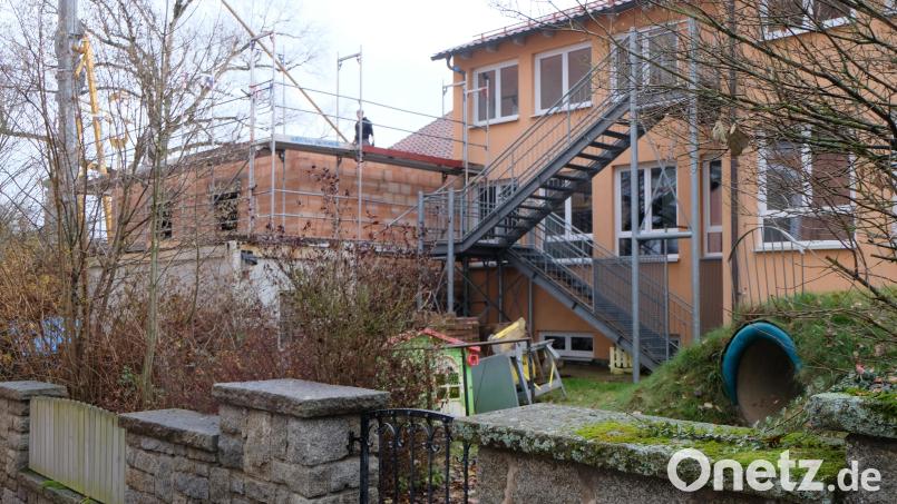 Jetzt gehen die Bauarbeiten am Erweiterungsbau des evangelischen Kindergartens voran. Bild: le