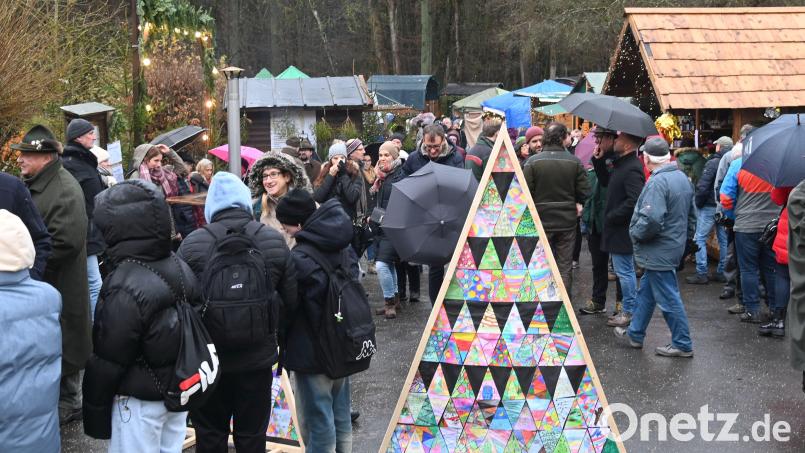 Über mangelnde Besucher müssen sich die Beschicker des Forstlichen Weihnachtsmarktes auf dem Amberger Mariahilfberg nicht beklagen. Am Freitag, 6. Dezember, war Eröffnung. Am Samstag, 7. Dezember, geht es weiter. Bild: gf