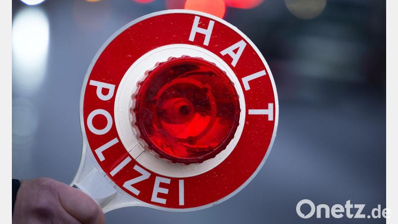 Ein Raser wurde nach einer Verfolgungsjagd durch Amberg zu einer hohen Geldstrafe verurteilt. Symbolbild: Soeren Stache/dpa