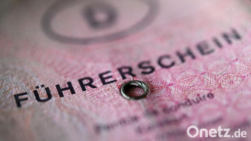 Zum 19. Januar 2025 endet die Umtauschfrist für Führerscheine der Jahrgänge 1971 oder später. Ein Umtausch ist an den örtlichen Führerscheinstellen möglich. Um lange Wartezeiten zu vermeiden, wird dazu geraten online einen Termin zu vereinbaren. Symbolbild: Norbert Försterling/dpa