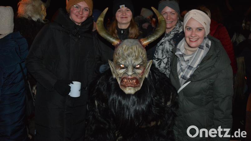Viele Besucher ließen sich mit den finsteren Gestalten fotografieren. Bild: jr