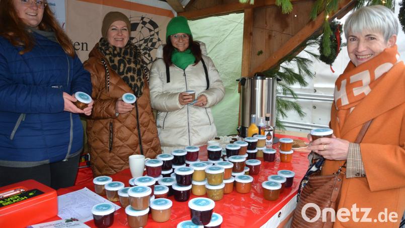 Claudia Grillmeier (Mitte) verkauft mit Mitarbeiterinnen des Landratsamt und Freundinnen auch heuer wieder Leckeres im Lichtblicke-Stand am Mitterteicher Weihnachtsmarkt. Archivbild: jr