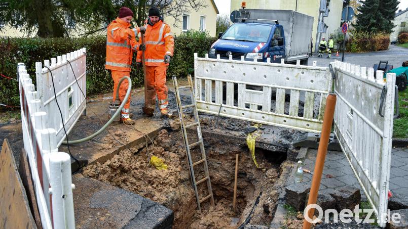In manchen Wochen im Jahr 2024 gab es jeden Tag einen Rohrbruch in Sulzbach-Rosenberg. Dann rücken Einsatztrupps der Stadtwerke an, um die Leckagen schnellstmöglich abzudichten – wie hier in der Uhlandstraße Mitte November. Bild: Stephan Huber