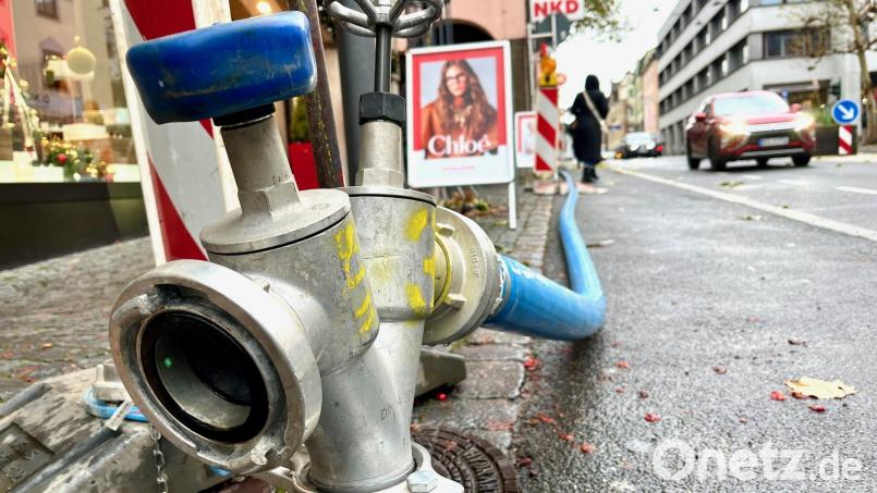 Nach einem Wasserrohrbruch in der Wörthstraße laufen die Reparaturarbeiten. Bild: Gabi Schönberger