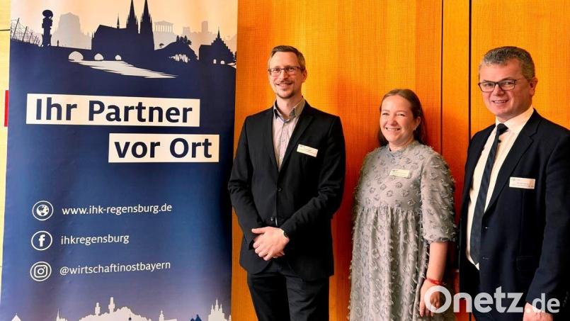 IHK-Geschäftsstellenleiter Josef Ebnet, die Referentin zum Impulsvortrag „Social Media, Marketing und KI“, Anna Benz-Reichenauer, und der Neunburger Bürgermeister (von links) sind beim Wirtschaftsdialog die Hauptakteure. Bild: IHK/Krause/exb