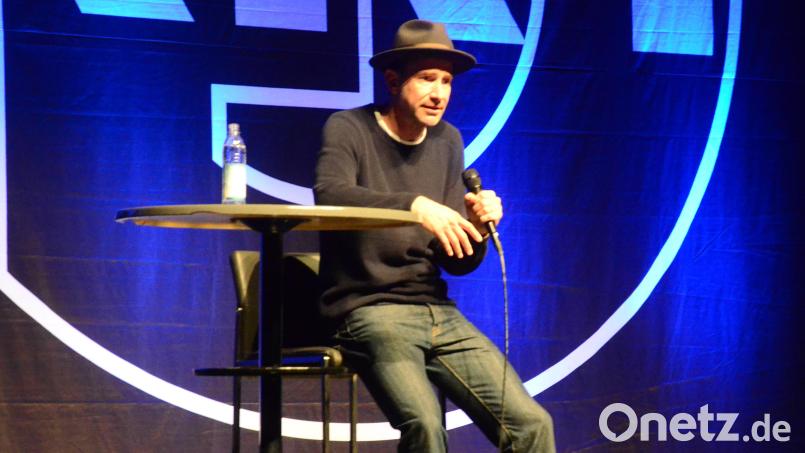 Harry G klagt bei seinem Auftritt in der Max-Reger-Halle in Weiden über seine &quot;Old Men Noises&quot;. Bild: Kunz