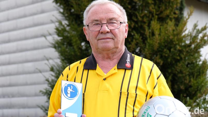 Ludwig Schreml mit Ball und Pokal nach der Ehrung &quot;Danke Schiri&quot; des Deutschen Fußballbundes. Er starb im Alter von 88 Jahren. Archivbild: do