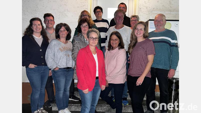 Der Vorstand des neuen Vereins „Sassenreuther Backofenfreunde e.V.“ Von links: Anna Wiesner, Tim Fraunholz, Evi Kroher, Monika Fraunholz, Angelika Windisch, Inge Bernhardt, Reiner Hoffmann, Roland Biersack, Monika Holl, Heinz Biersack. Vorne: Silvia Schecklmann, Janine Hoffmann, Pia Schecklmann. Bild: exb; Sassenreuther Backofenfreunde/Janine Hoffmann