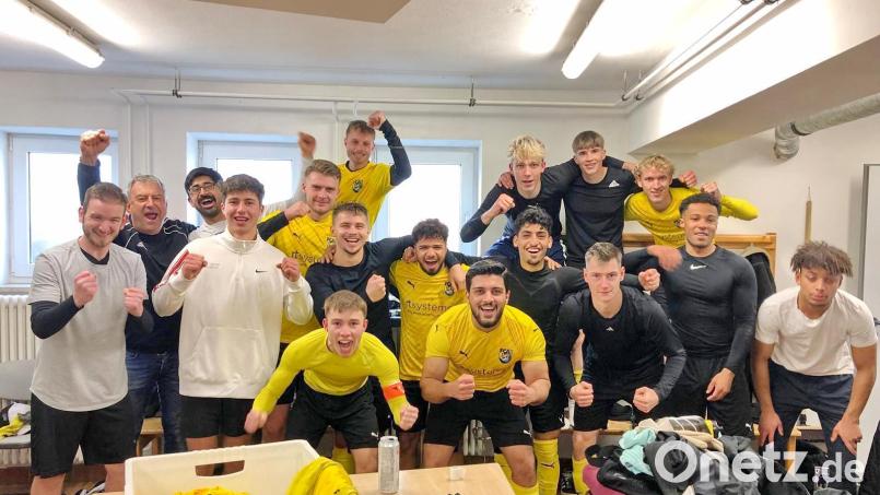 Gute Stimmung bei der Reserve des FC Amberg: Mit elf Siegen aus elf Spielen führen sie die B-Klasse Süd Amberg/Weiden an. Trainer Rainer Greger (hinten, Zweiter von links) freut&#039;s. Bild: Greger/exb