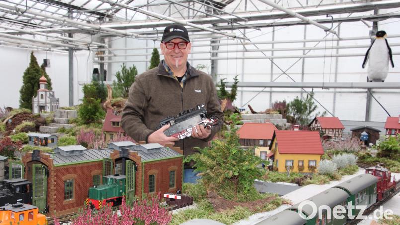 Der Marktredwitzer Gärtnermeister Martin Gramsch ist stolz auf seine große Eisenbahnanlage. Bild: kro