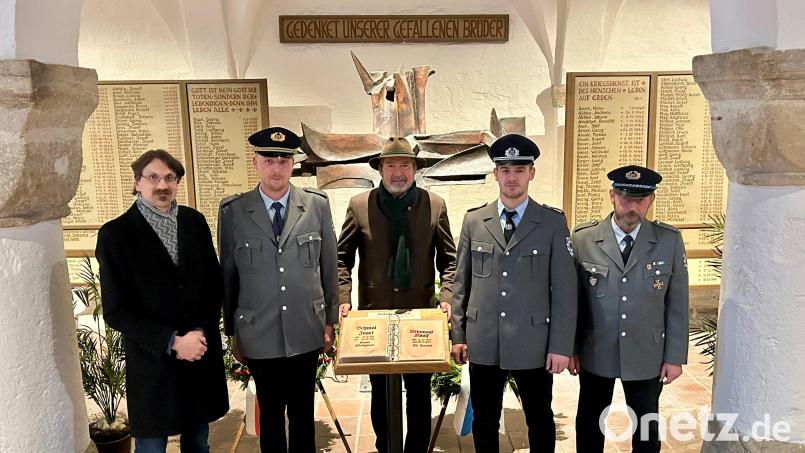 Stadtarchivar Gotthard Kemmether, der Vorsitzende der Soldaten- und Kriegerkameradschaft Nabburg, Marcel Meier, Bürgermeister Frank Zeitler, Alexander Strasser und Herbert Götz stellen das neue Gefallenenbuch vor. Bild: Marko Pammer/exb