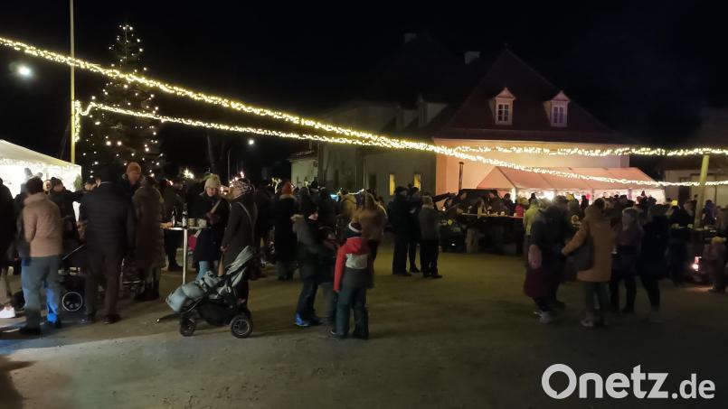 Festliche Illumination sorgte auf dem Trabitzer Dorfplatz für vorweihnachtliche Stimmung beim &quot;Adventszauber&quot;-Markt. Bild: bjp