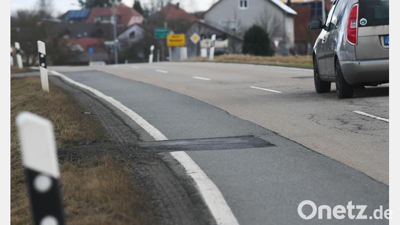 Risse und Senkungen in der Straße von Burgtreswitz nach Moosbach erfordern eine Instandsetzung der Fahrbahn für 2,2, Millionen Euro. Bild: Gabi Schönberger