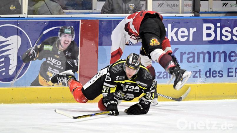 Michael Kirchberger (am Boden) und der ERSC Amberg wollen dem favorisierten EHC Königsbrunn am Sonntag ein Bein stellen. Bild: Hubert Ziegler