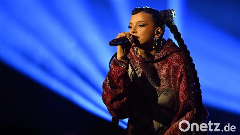 Nina Chuba zeigt sich in ihren neuen Songs von ihrer eher düsteren Seite. Bild: David Inderlied/dpa